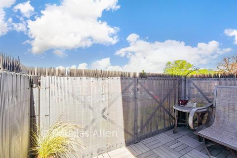 2 bedroom flat for sale, Norfolk Court, Romford RM6