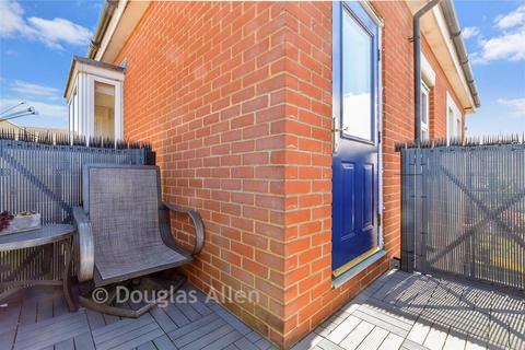 2 bedroom flat for sale, Norfolk Court, Romford RM6
