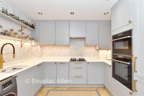 2 bedroom flat for sale, Norfolk Court, Romford RM6