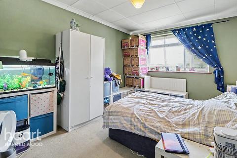 2 bedroom maisonette for sale, Avenue Close, Harold Wood