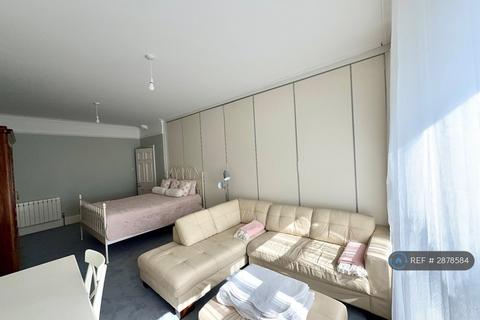 1 bedroom in a flat share to rent, Southampton Row, London, WC1B
