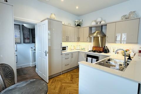2 bedroom flat to rent, Carmarthen SA31