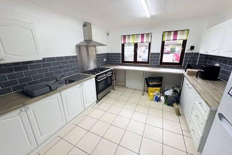 3 bedroom terraced house to rent, Farrier Place, Dows Barn, Milton Keynes