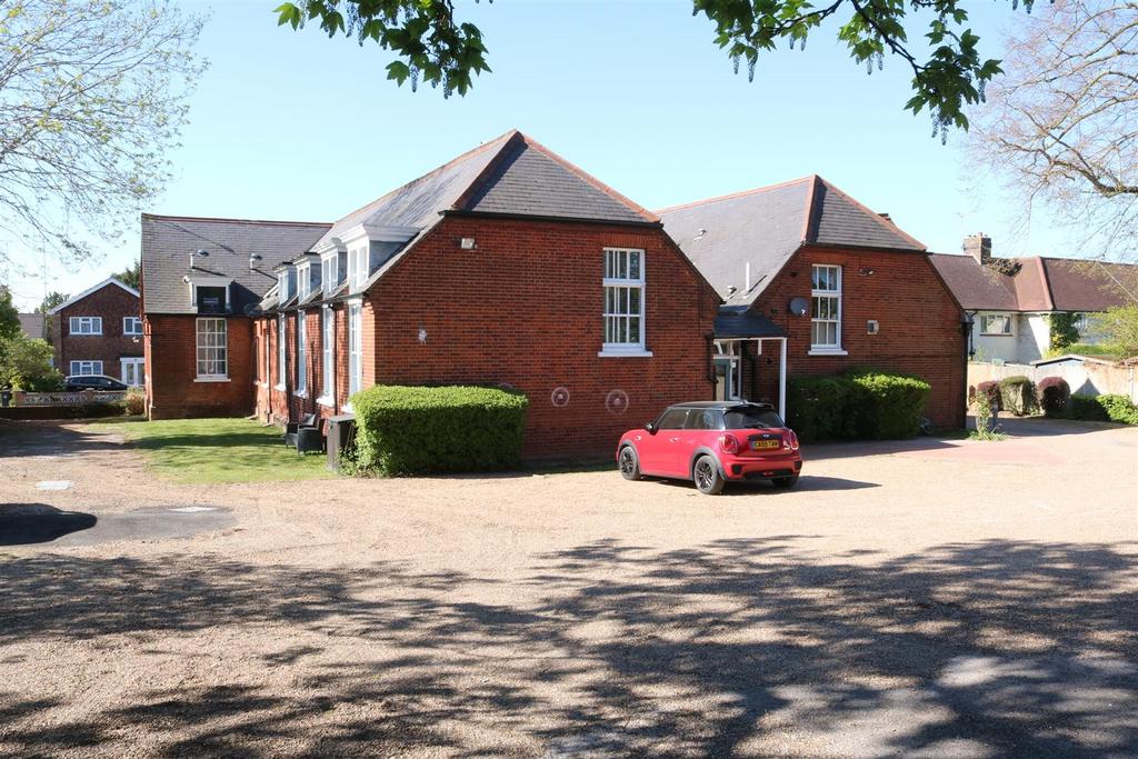 Detached house exterior, driveway