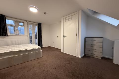 1 bedroom bedsit to rent, Tanfield Avenue, London NW2