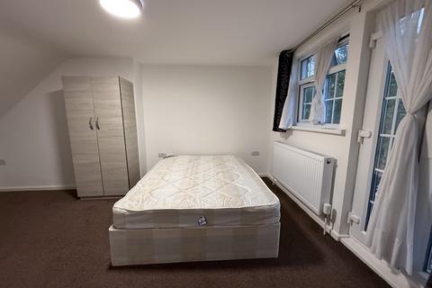 1 bedroom bedsit to rent, Tanfield Avenue, London NW2