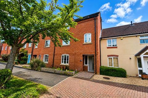 Terraced house - Vale Drive, Peterborough PE7