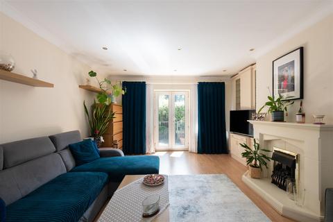 2 bedroom ground floor flat for sale, Blagdens Lane, London N14