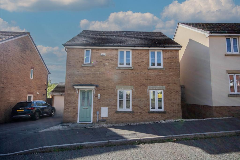 4 bedroom detached house for sale in Caerphilly on OnTheMarket
