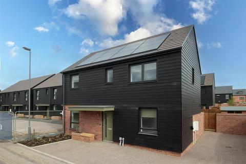 3 bedroom semi-detached house to rent, Eredine Crescent, Milton Keynes MK5