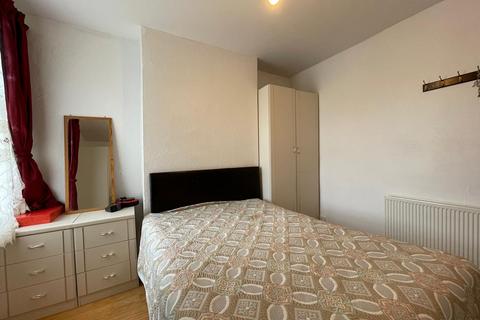 5 bedroom terraced house to rent, Merton Road, London, SW18
