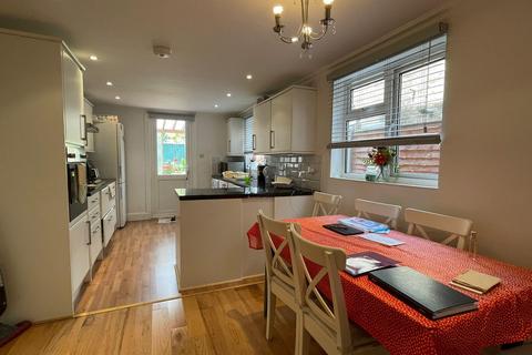 5 bedroom terraced house to rent, Merton Road, London, SW18