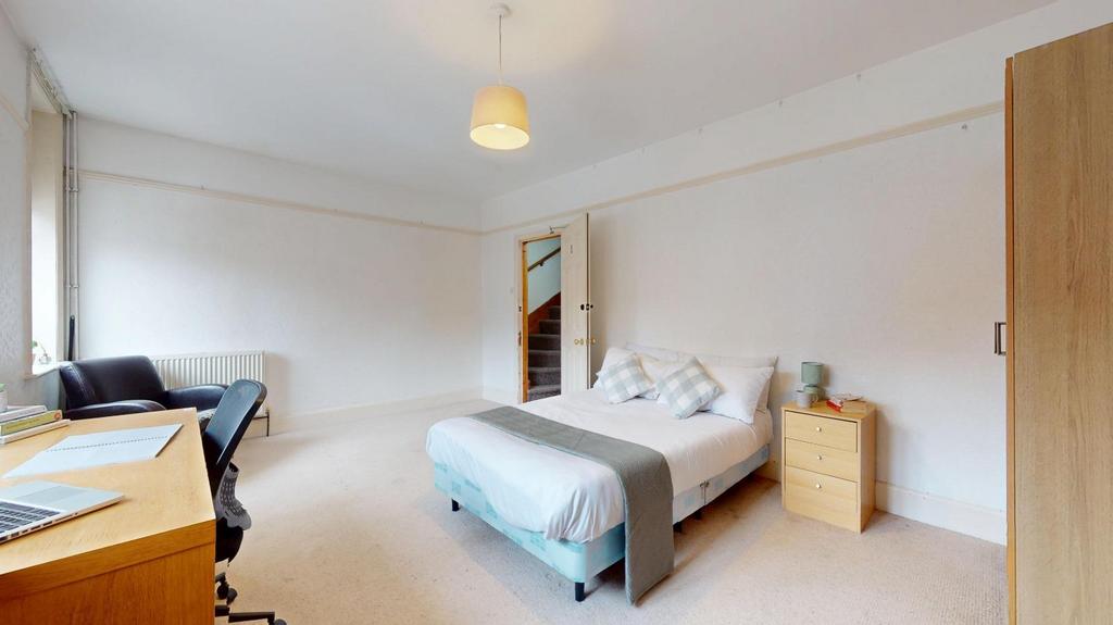 House in Leicester, Clarendon Park - More