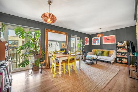 2 bedroom flat for sale, Spurstowe Terrace, LONDON E8