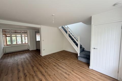 3 bedroom semi-detached house to rent, Killay, Woodcote