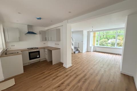 3 bedroom semi-detached house to rent, Killay, Woodcote