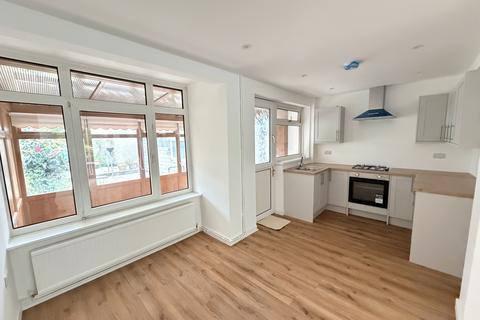 3 bedroom semi-detached house to rent, Killay, Woodcote