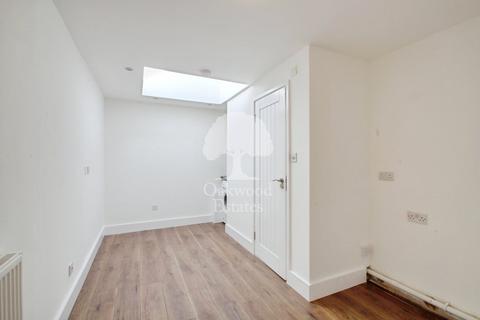 Studio to rent, Albany Road, Old Windsor SL4
