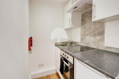 Studio to rent, Albany Road, Old Windsor SL4