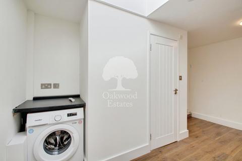 Studio to rent, Albany Road, Old Windsor SL4