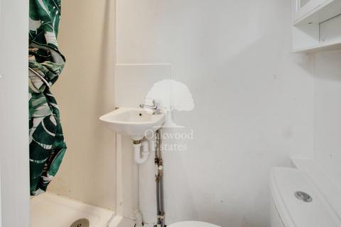 Studio to rent, Albany Road, Old Windsor SL4