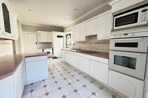 4 bedroom house to rent, High Road, London