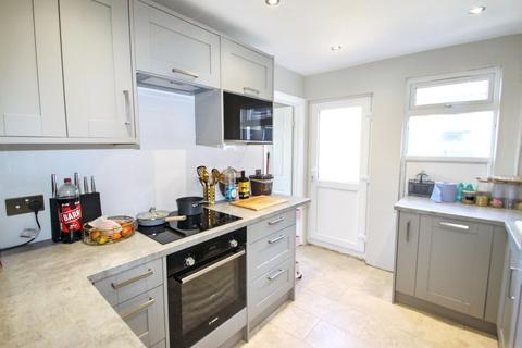 2 bedroom flat for sale, Chingford Lane, Woodford Green, IG8