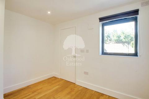 Studio to rent, Albany Road, Old Windsor SL4