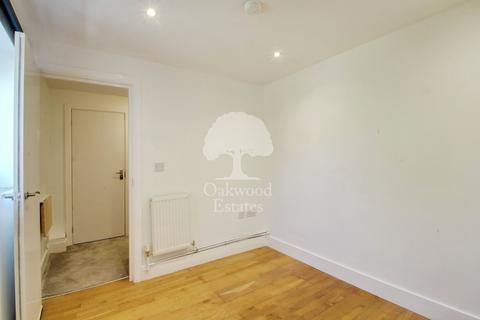 Studio to rent, Albany Road, Old Windsor SL4