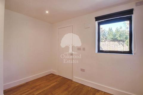 Studio to rent, Albany Road, Old Windsor SL4