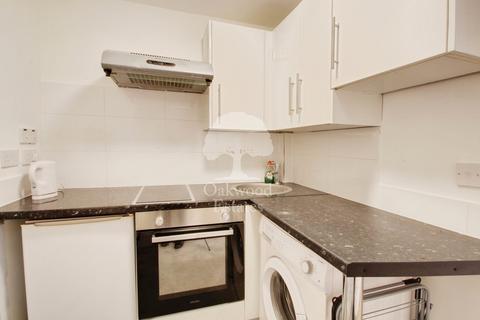 Studio to rent, Albany Road, Old Windsor SL4