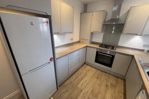 2 bedroom terraced house to rent, Roebuck Lane, Sale