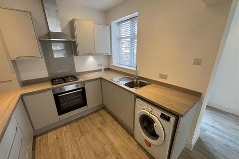 2 bedroom terraced house to rent, Roebuck Lane, Sale