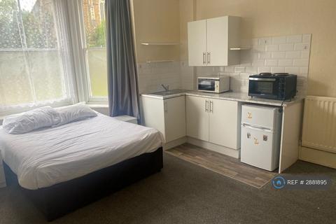 1 bedroom in a house share to rent, Waterden Road, Guildford, GU1
