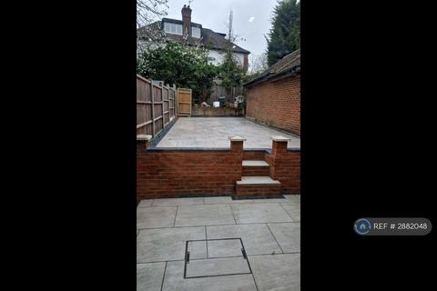 2 bedroom end of terrace house to rent, Copperfield Way, Pinner, HA5