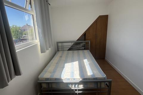 1 bedroom in a house share to rent, Staines Road, Feltham