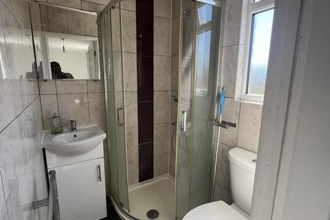 1 bedroom in a house share to rent, Staines Road, Feltham