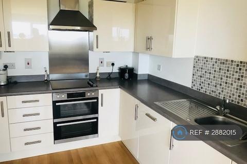 3 bedroom flat to rent, Deganham, London, RM8