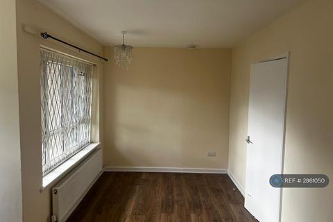 2 bedroom flat to rent, Haslewood Drive, Leeds, LS9