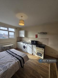 Studio to rent, St Pauls Road, London, N17