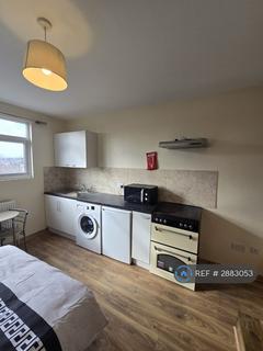 Studio to rent, St Pauls Road, London, N17