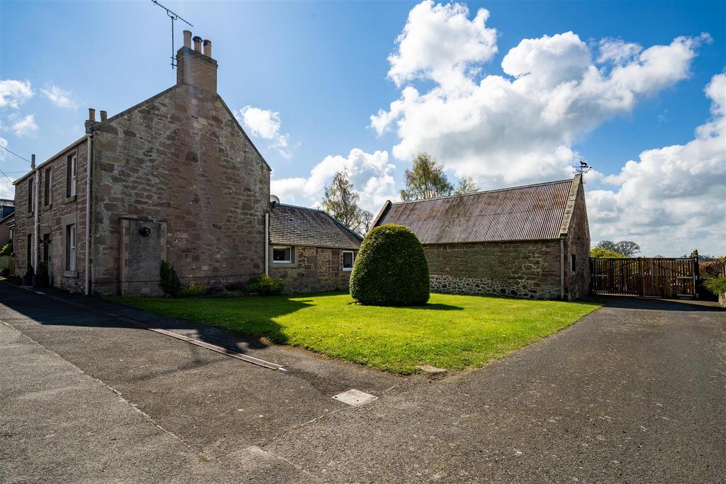 Detached house exterior, driveway