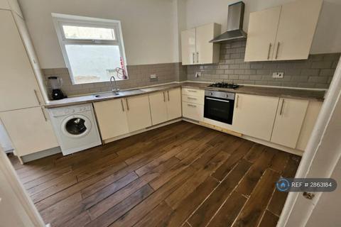 3 bedroom end of terrace house to rent, Blackley New Road, Manchester, M9