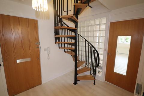 2 bedroom flat to rent, The Square, Brentwood, CM14