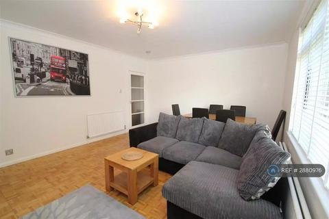 3 bedroom flat to rent, Elvetham Road, Fleet, GU51