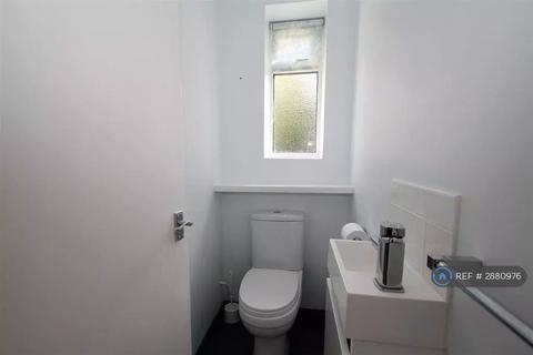 3 bedroom flat to rent, Elvetham Road, Fleet, GU51