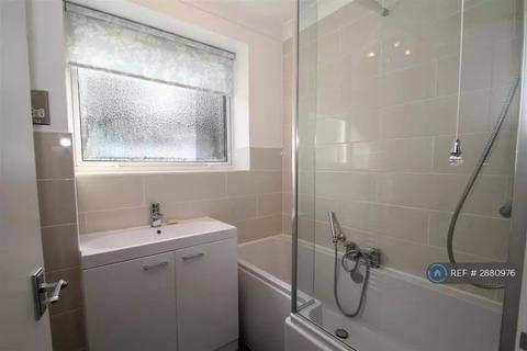 3 bedroom flat to rent, Elvetham Road, Fleet, GU51