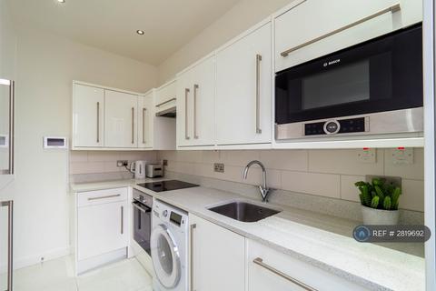 1 bedroom in a flat share to rent, Kilburn High Road, London, NW6