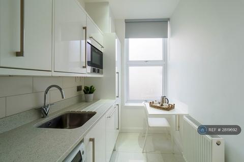 1 bedroom in a flat share to rent, Kilburn High Road, London, NW6