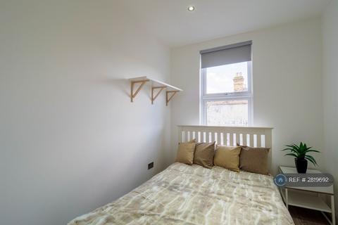 1 bedroom in a flat share to rent, Kilburn High Road, London, NW6